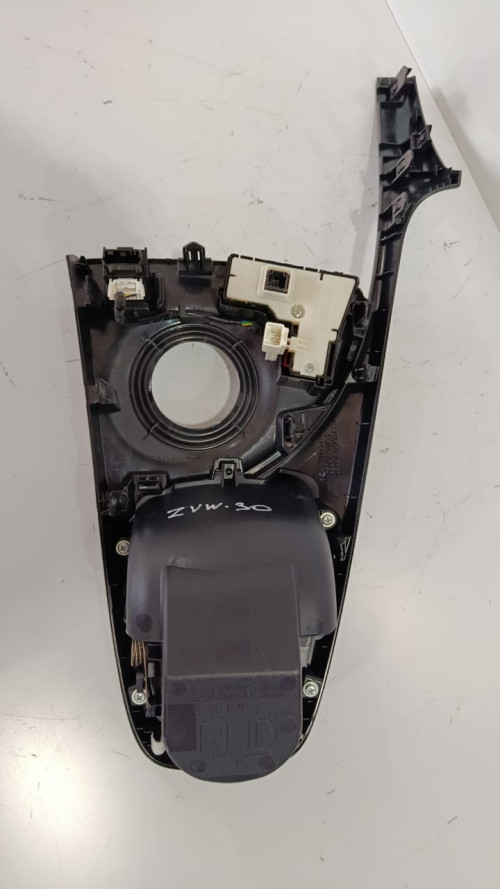 KONSOL-55406-47080-C0-ZVW30-3.jpg
